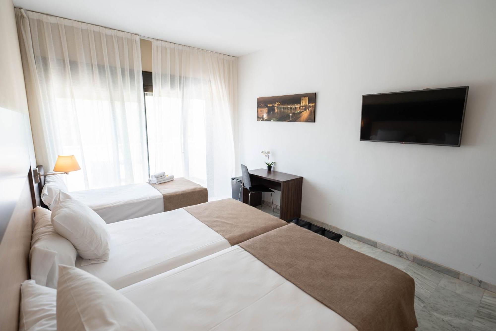 Camera Matrimoniale con Letto Supplementare (2 Adulti + 1 Bambino)